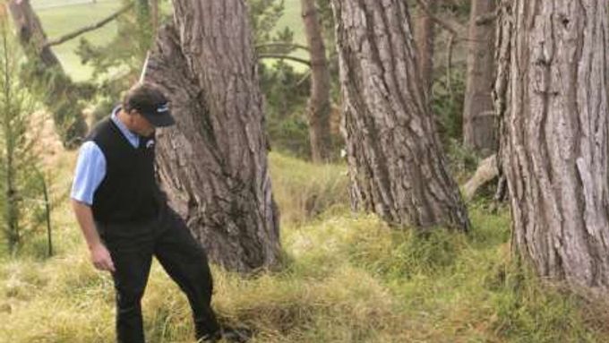 Americký golfista Phil Mickelson heldá ztracený míček v posledním kole turnaje v Pebble Beach.