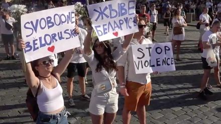 Lidé chtějí svobodu v Bělorusku. Sledujte demonstraci na Staroměstském náměstí