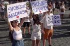 Lidé chtějí svobodu v Bělorusku. Sledujte demonstraci na Staroměstském náměstí