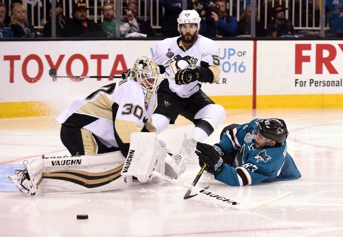 Pittsburgh - San Jose 6. finálový zápas SC. Matt Murray (30), Kris Letang (PIT), Matt Nieto