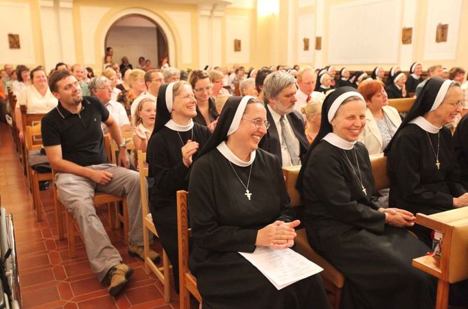 Při bohoslužbě bylo v některých okamžicích hodně veselo.