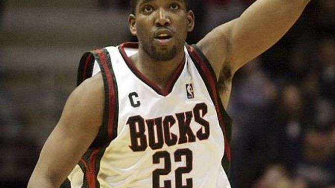 Michael Redd z Milwaukee se raduje ze svých 52 bodů v zápase s Chicagem.