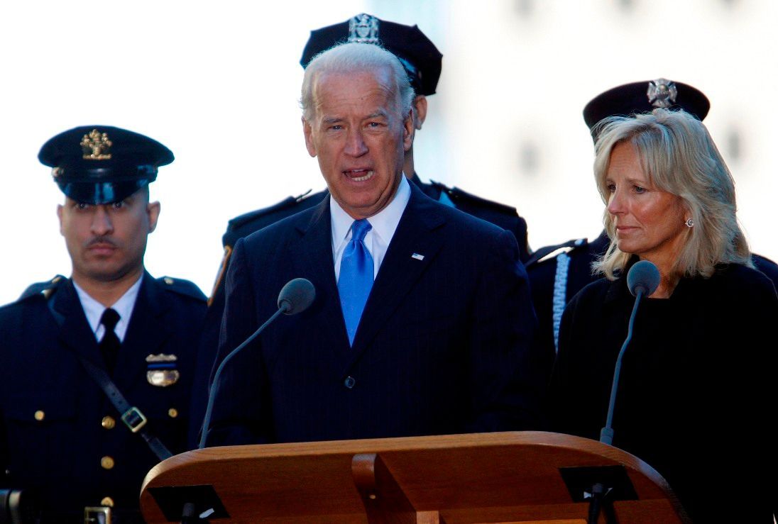Viceprezident Joe Biden hovoří na vzpomínkovém shromáždění. Vpravo stojí jeho žena Jill.