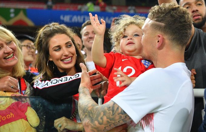 Fotbalista Anglie Kieran Trippier s manželkou Charlotte a synem Jacobem při MS 2018