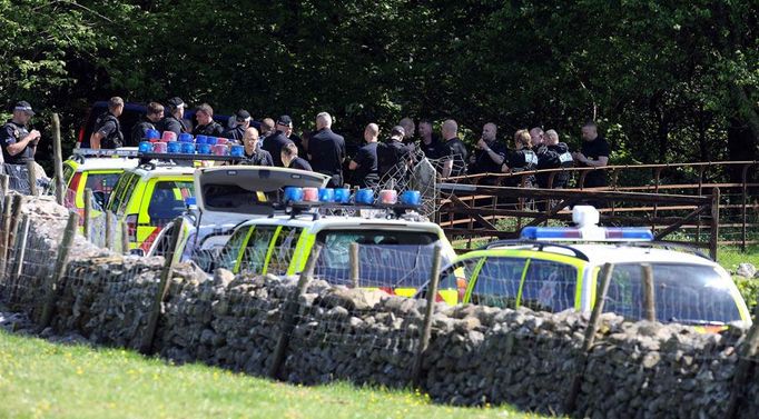 Policisté hlídkují poblíž místa, kde se útočník Derrick Bird zastřelil.