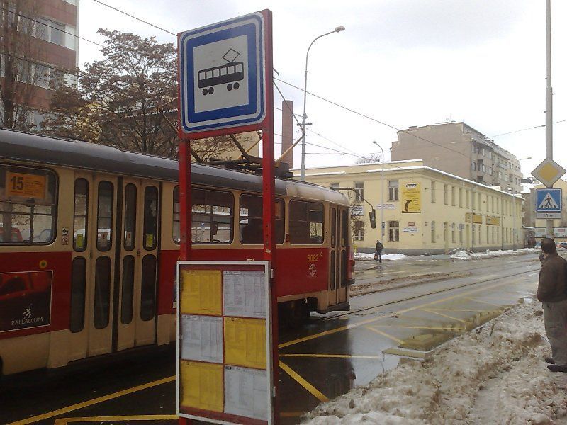Sníh v Praze taje a padá ze střech
