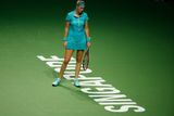 V tyrkysově modrém oblečení i botách hrající Kvitová si v úvodních hrách zápasu držela podání, stejně jako soupeřka.
