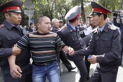 Kyrgyzstán bouří, demonstraci násilně rozehnala policie