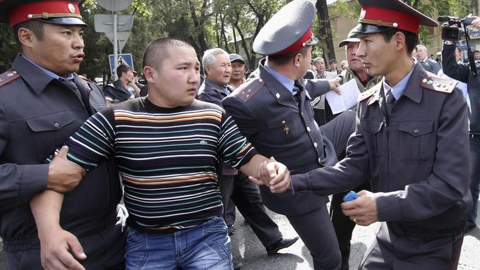 Kyrgyzští policisté odvádějí jednoho z demonstrantů.
