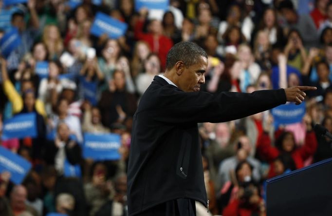 U.S. President Barack Obama gestures during in a campaign rally at Springfield High School in Ohio, November 2, 2012. REUTERS/Jason Reed (UNITED STATES - Tags: POLITICS USA PRESIDENTIAL ELECTION ELECTIONS) Published: Lis. 2, 2012, 6:30 odp.