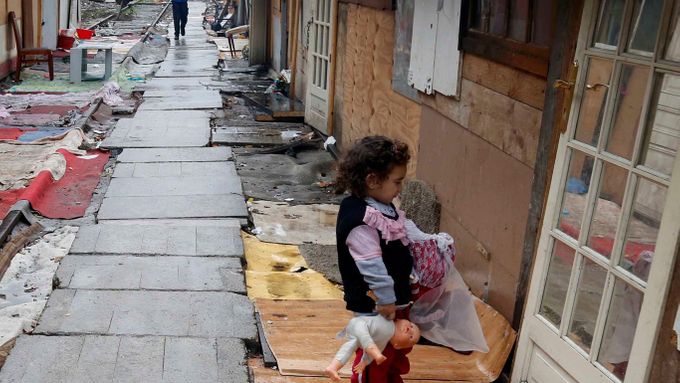 Foto: Policie zdemolovala romské ghetto. Provizorní domovy muselo opustit 400 lidí