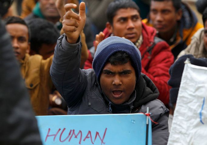 Uprchlíci protestují proti opatření, podle kterého jsou do Makedonie vpouštěni jen byvatelé Sýrie, Iráku a Afghanistánu.