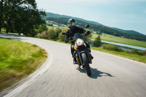 Na motorce v jižních Čechách. Volnost silnic, krása krajiny a setkání legend