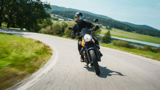 Na motorce v jižních Čechách. Volnost silnic, krása krajiny a setkání legend