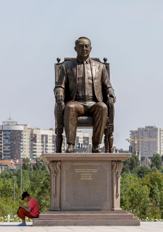 Socha Nursultana Nazarbajeva v metropoli Nur-Sultan, nazvané podle něj.