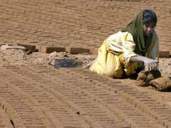 DvacetiletáPákistánka, pracující v cihelně nedaleko Islámábádu. Vydělá si v přepočtu dva dolaryza dvanáctihodinovou směnu.