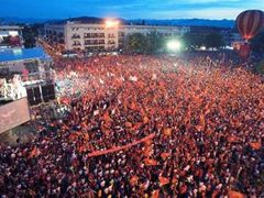 V hlavním městě Čené Hory se během uplynulého týdne konaly demonstrace obou táborů. V červených barvách odění Černohorci volí nezávislost, občané se srbskými vlajkami v rukou setrvání v unii.