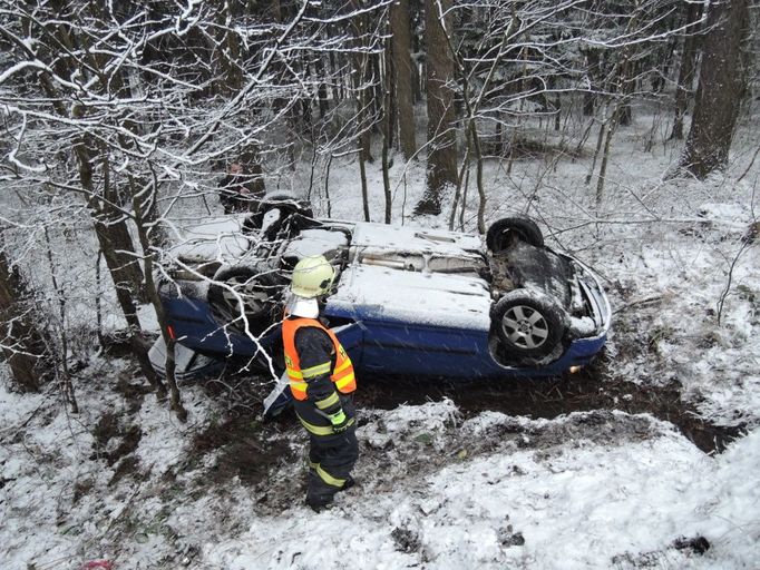 Prudké sněžení a vítr způsobili několik stovek nehod a dalších událostí, k nimž museli vyjíždět hasiči. Na snímku nehoda na Liberecku.