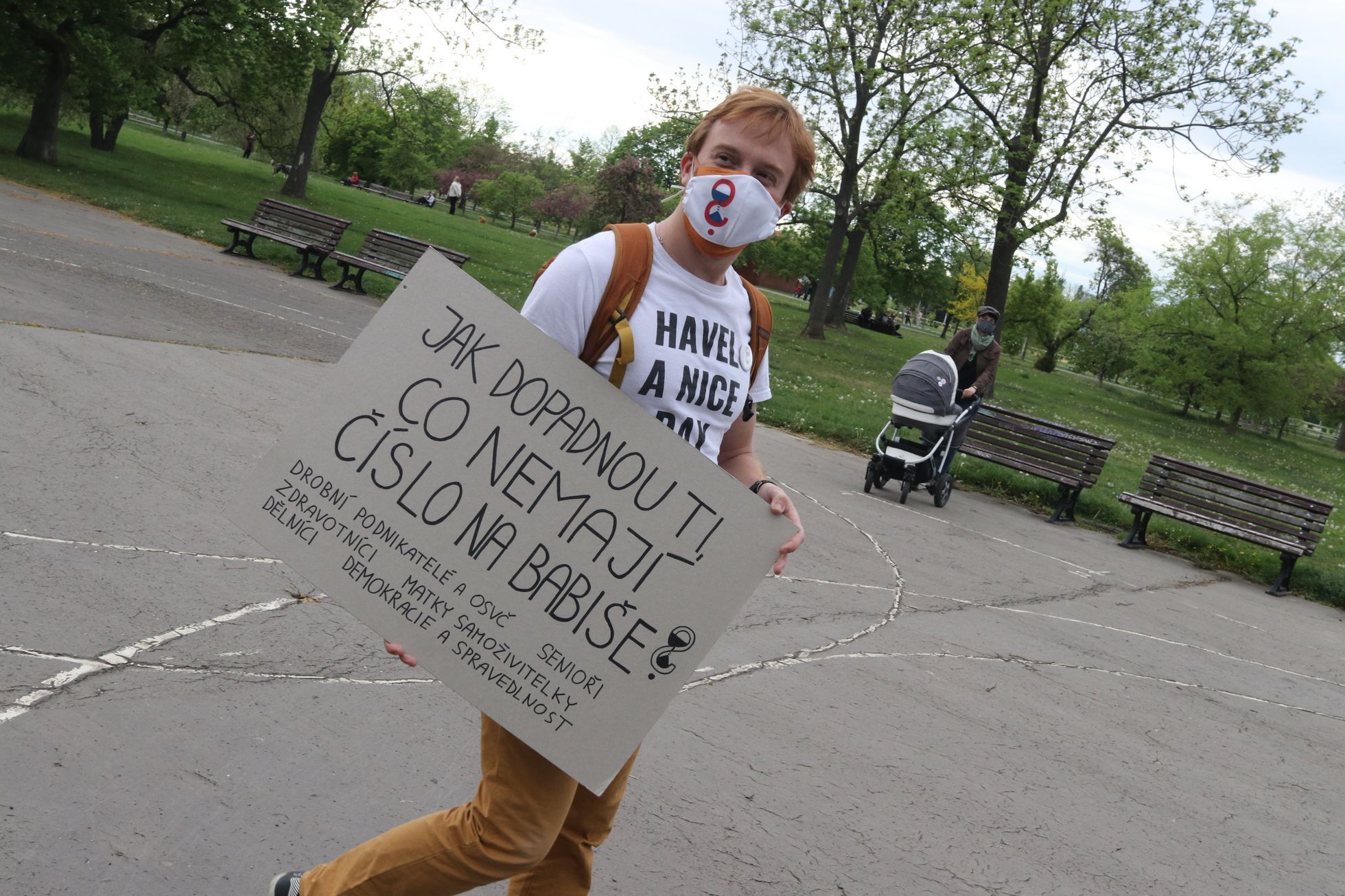 Mikulář Minář na "procházce" s transparentem proti premiéru Andreji Babišovi