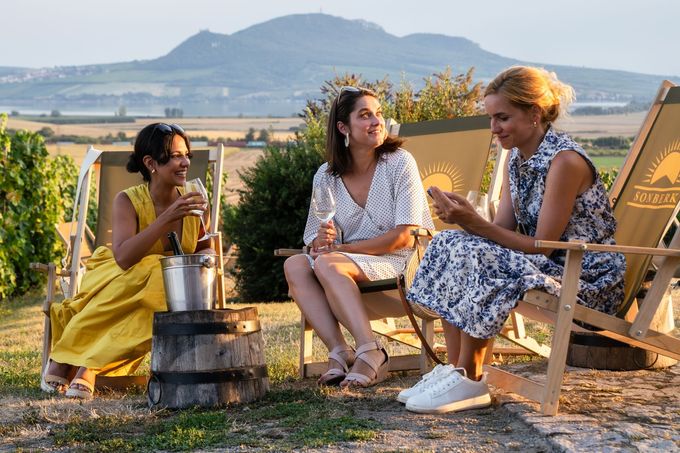 Hana Vagnerová, Judit Pecháček a Alžbeta Zea Ferencová jako kamarádky, které ve filmu Pod parou testují ideální míru alkoholu v krvi.