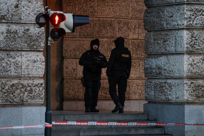 Policie hlídkuje v okolí pražské filozofické fakulty po čtvrteční střelbě.