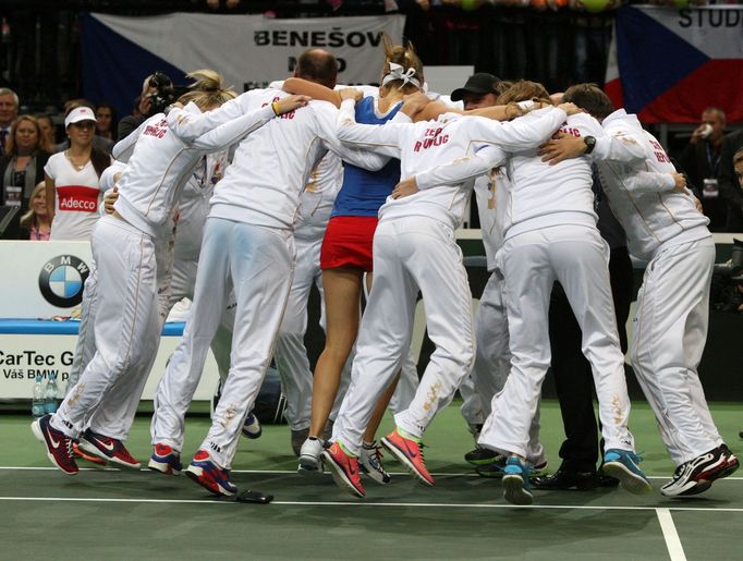 České tenistky slaví vítězství ve Fed Cupu 2012 nad Srbkami.