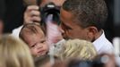 U.S. President Barack Obama holds up a baby as he participates in a campaign rally in Lima, Ohio, November 2, 2012. REUTERS/Jason Reed (UNITED STATES - Tags: POLITICS USA PRESIDENTIAL ELECTION ELECTIONS) Published: Lis. 2, 2012, 9:19 odp.