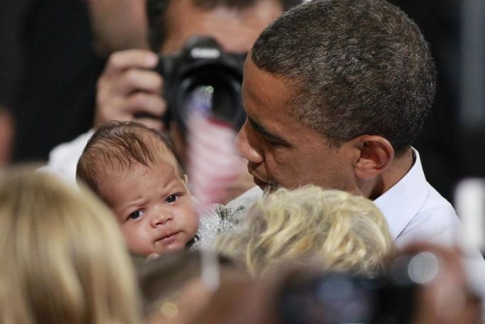 U.S. President Barack Obama holds up a baby as he participates in a campaign rally in Lima, Ohio, November 2, 2012. REUTERS/Jason Reed (UNITED STATES - Tags: POLITICS USA PRESIDENTIAL ELECTION ELECTIONS) Published: Lis. 2, 2012, 9:19 odp.