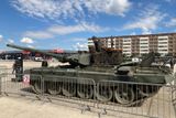 Výstava v Praze na Letné, ruská vojenská technika, T-90A, bitevní tank, pohled z boku