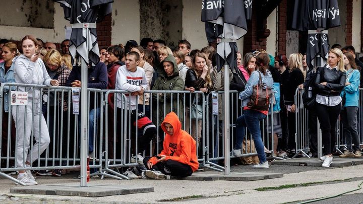 Nekonečné fronty a nocování uprchlíků před úřadem skončily. Zázrak, říká dobrovolnice; Zdroj foto: Profimedia.cz