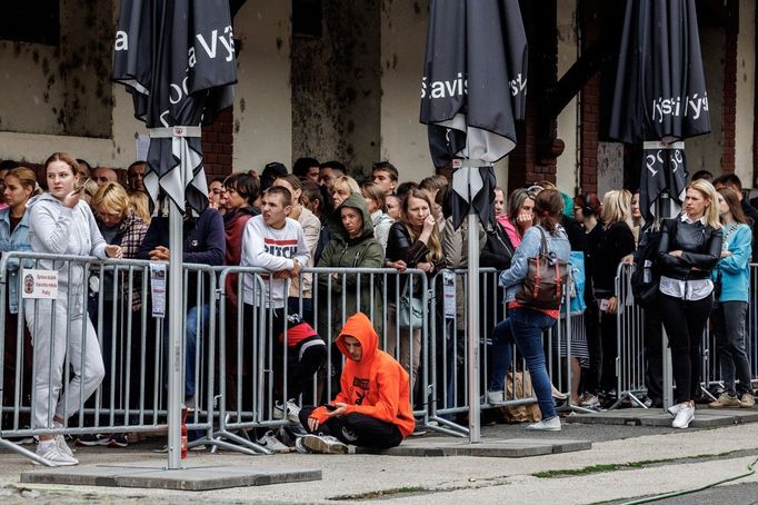 Ukrajinští uprchlíci čekají v Pražské tržnici na vyřízení sociální dávky (22. 8. 2022).