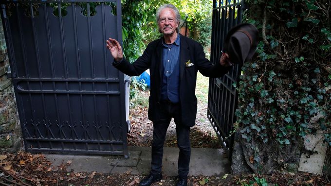 Peter Handke vítá novináře ve svém domě v Chaville poblíž Paříže.