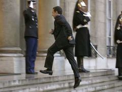 Schody do Elysejského paláce zná Sarkozy jako své boty.
