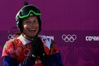 Namalovaný knír pod nosem Evy Samkové. Čeští sportovní fanoušci tuhle libůstku  zaznamenali nejpozději na olympiádě v Soči, kde si rodačka z Vrchlabí ve snowboardcrossu dojela pro zlatou medaili.