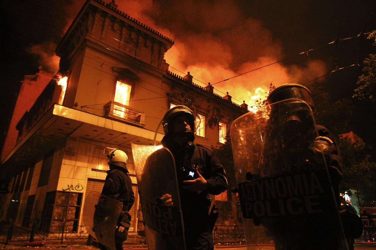 Řecký parlament schválil úspory, v ulicích byly protesty