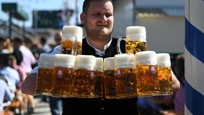 Snímek z tradičního pivního festivalu v Mnichově Oktoberfestu
