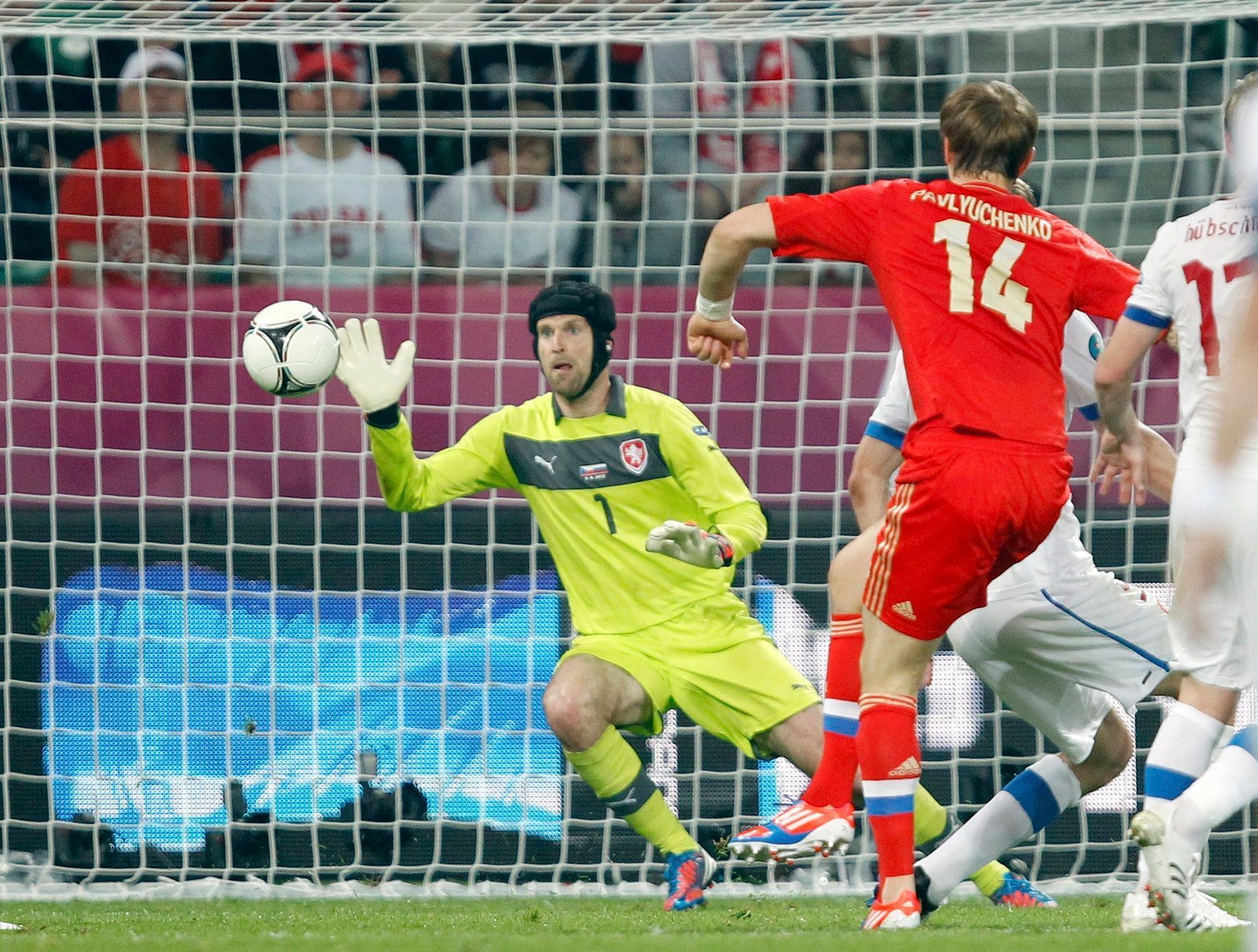 Roman Pavljučenko střílí gól v utkání Ruska s Českou republikou na Euru 2012