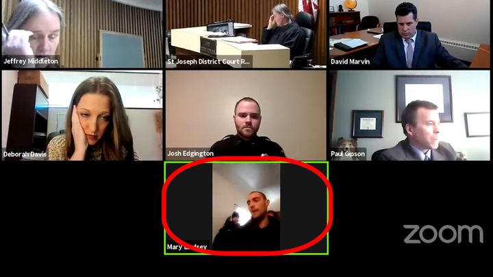 Soud se změnil v thriller v přímém přenosu. Násilníka v domě oběti odhalila žalobkyně