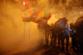 Foto: Další obří demonstrace v Hongkongu. Peking reaguje vojenským cvičením