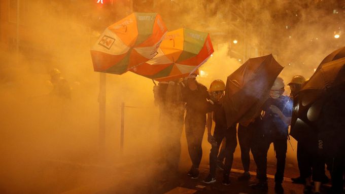 Foto: Další obří demonstrace v Hongkongu. Peking reaguje vojenským cvičením