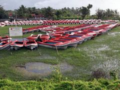 Skladiště lodí organizace Save the children v Batticaloa. Některé velké mezinárodní organizace asi potřebovaly před koncem roku utratit peníze za každou cenu.