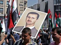 Syřané na demonstraci s portréty Bašára Asada.