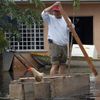Muž ve vlastním člunu v ulici zatopeného města Villahermosa