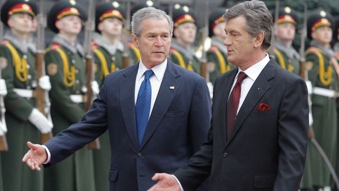 Ukraine's President Viktor Yushchenko (R) and U.S. President George W. Bush inspect the honour guard in Kiev April 1, 2008. Bush launched talks on Tuesday with Ukraine's pro-Western leaders, determined to press their bid for an early invitation to join NATO despite resistance from the alliance's European allies. REUTERS/Mykola Lazarenko/Pool (UKRAINE)