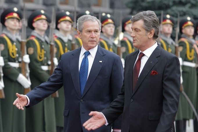 Ukraine's President Viktor Yushchenko (R) and U.S. President George W. Bush inspect the honour guard in Kiev April 1, 2008. Bush launched talks on Tuesday with Ukraine's pro-Western leaders, determined to press their bid for an early invitation to join NATO despite resistance from the alliance's European allies. REUTERS/Mykola Lazarenko/Pool (UKRAINE)