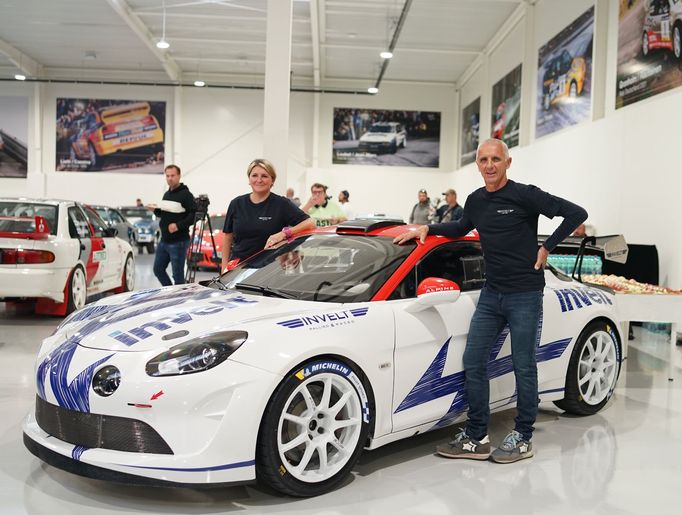 Francois Delecour a navigátorka Sabrina de Castelliová pózují s Alpine A110 Rally RGT