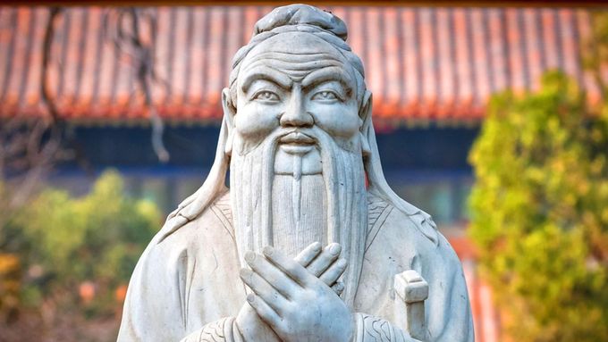 Socha čínského filozofa Konfucia, po kterém jsou instituty pojmenované, v Pekingu.