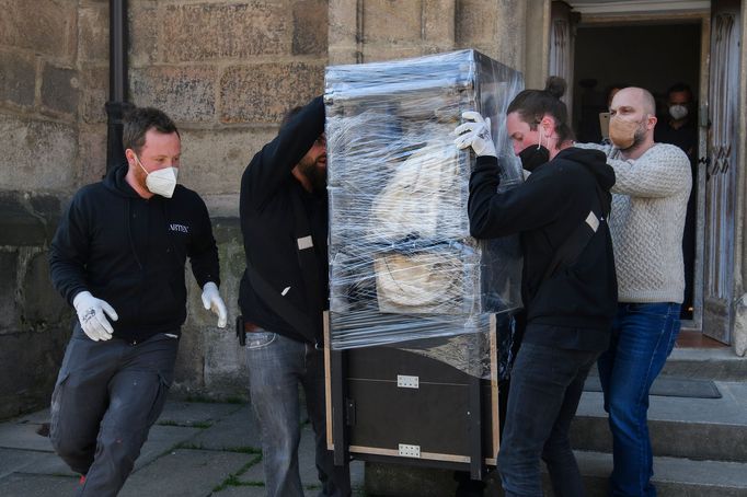 Převoz Plzeňské madony z katedrály svatého Bartoloměje do výstavní síně Masné krámy.