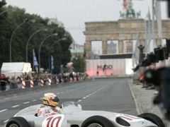 Britská hvězda formule 1 Lewis Hamilton v Mercedesu W 196, přezdívaným Stříbrný šíp, na exhibici 'Power Meets Fashion' v Berlíně.