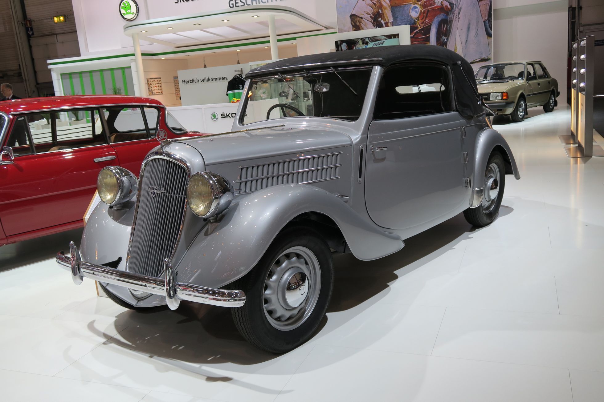 Stánek Škody na výstavě klasických automobilů v Essenu